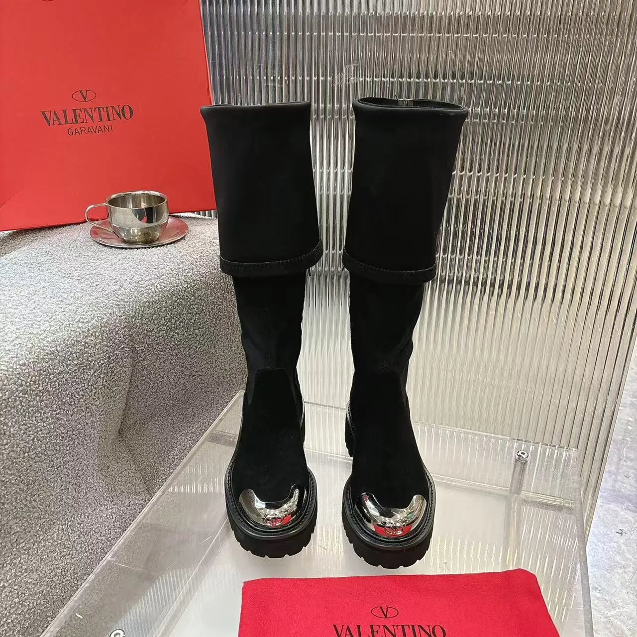 👟👟Ex-factory price 720👟👟 2026𝑉𝐴𝐿𝐸𝑁𝑇𝐼𝑁𝑂 Valentino ♡ͥ | 💫Purchase level🔍 Classic Valentino’s special textured hardware brings out a full sense of luxury After putting it on my feet, I was shocked that my feet looked slimmer! The new season lives up to expectations! Worth buying ❥The original method is absolutely sentimental ❥Elegant style creates a different feeling🙈 Simple temperament style!  ♡ show bdetails ———————————— ⊿▸: Code number｜35-40 (41. Customized) ⊿▸: Material｜Imported calfskin + elastic pu ⊿▸: Lining |Sheepskin ⊿▸: Code number 35-40 (41. Customized)